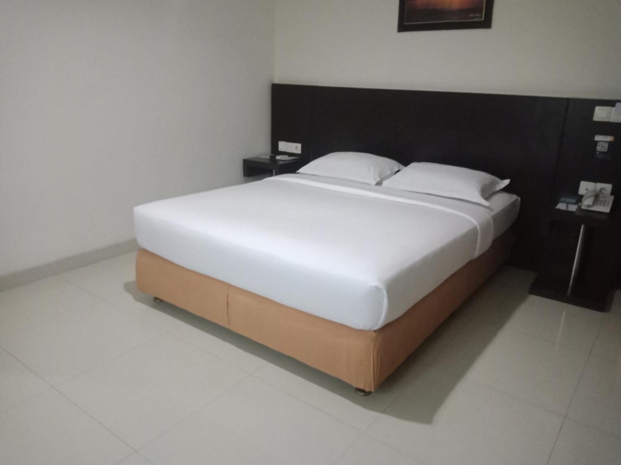 Manise Hotel Амбон Екстер'єр фото