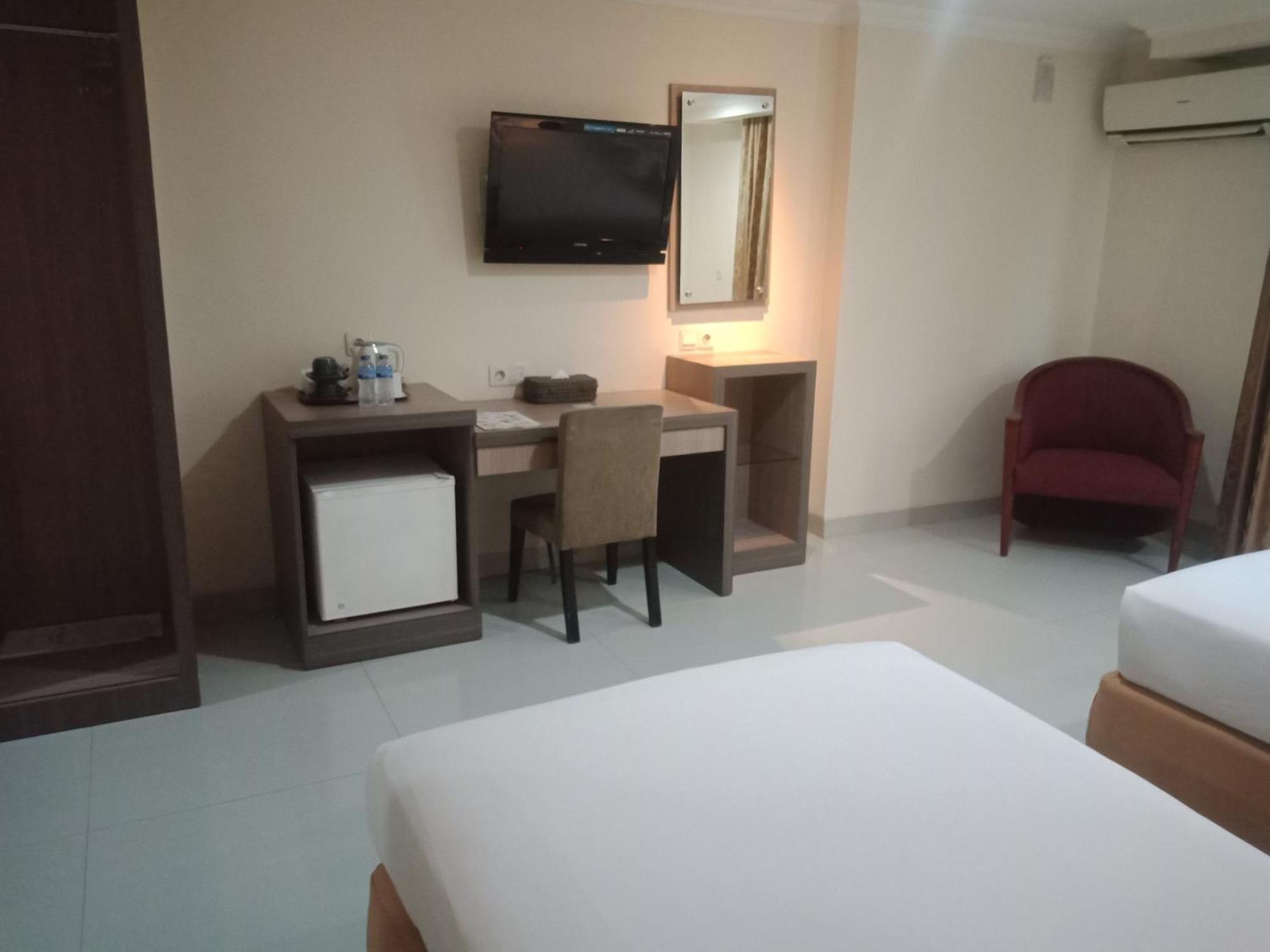 Manise Hotel Амбон Екстер'єр фото