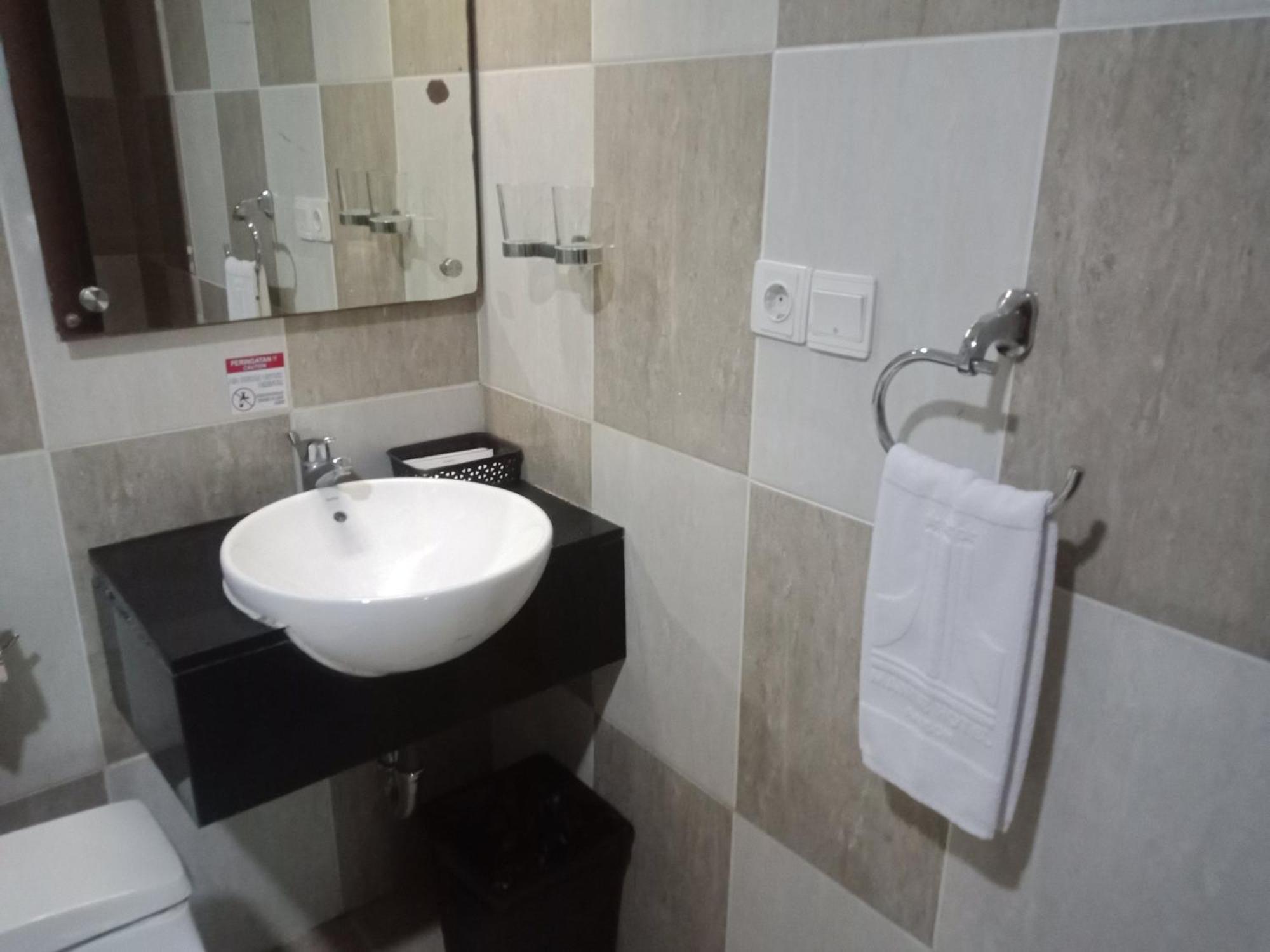 Manise Hotel Амбон Екстер'єр фото