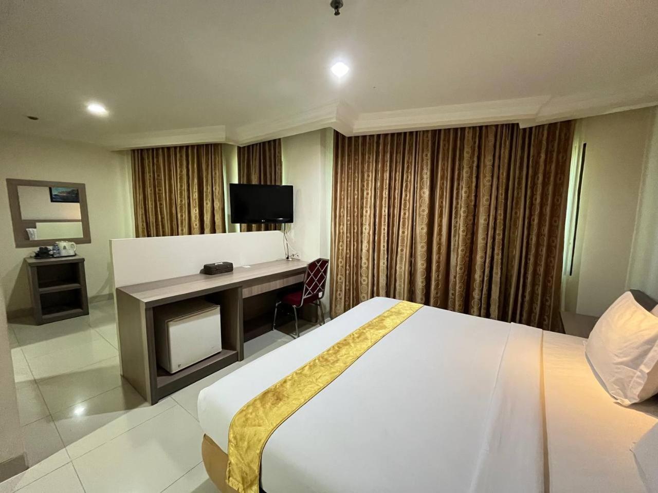 Manise Hotel Амбон Екстер'єр фото