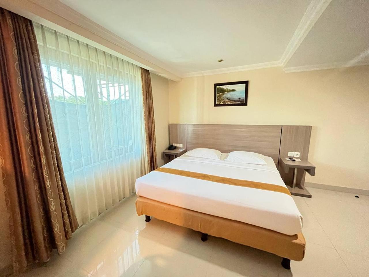 Manise Hotel Амбон Екстер'єр фото