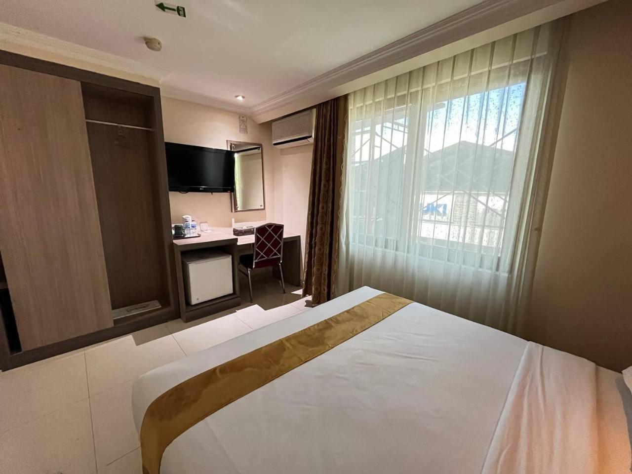 Manise Hotel Амбон Екстер'єр фото