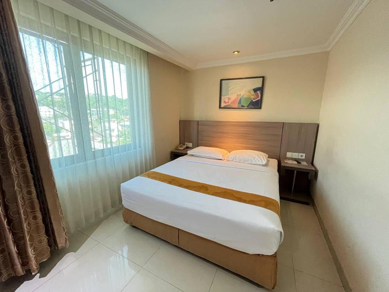 Manise Hotel Амбон Екстер'єр фото